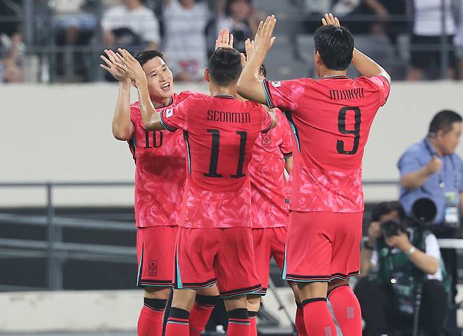 이동경(왼쪽에서 첫 번쨰)이 7일 중국전에서 선제골을 터뜨린 뒤 기뻐하고 있다. 사진 | 용인=연합뉴스
