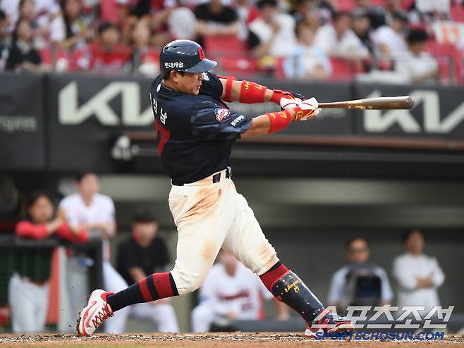 6일 광주 기아 챔피언스필드에서 열린 롯데-KIA전. 3회초 2사 만루 유강남이 2타점 적시타를 치고 있다. 광주=정재근 기자 cjg@sportschosun.com/2025.7.6/