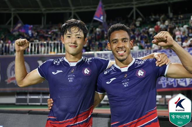 5일 서울이랜드전을 승리로 이끈 득점자 김영환과 페드로. 사진제공=한국프로축구연맹