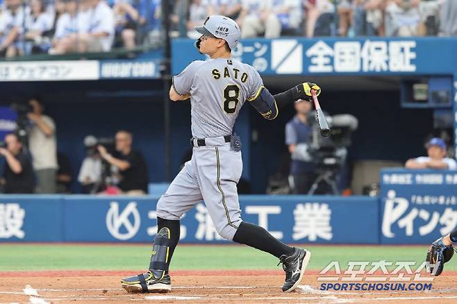 홈런 1위, 타점 2위를 달리는 4번 타자 사토. 사진캡처=한신 타이거즈 SNS