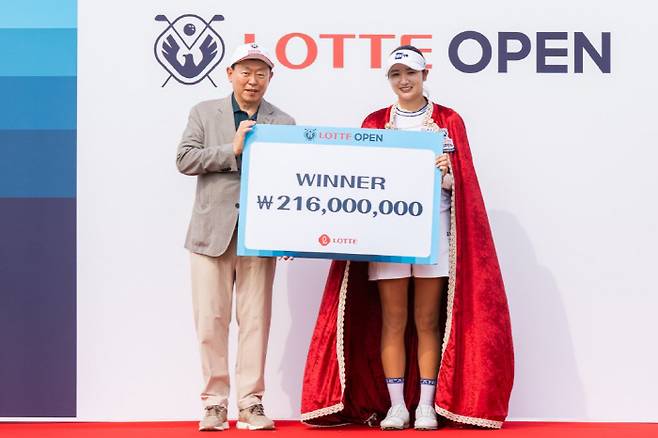롯데오픈 우승자 박혜준에게 우승상금 증서를 전달하고 있는 신동빈 롯데그룹 회장(왼쪽). 사진제공=롯데지주