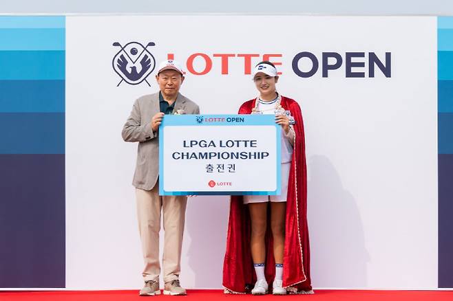 롯데오픈 우승자 박혜준에게 LPGA 롯데 챔피언십 출전권 증서를 전달하고 있는 신동빈 롯데그룹 회장. 사진제공=롯데지주
