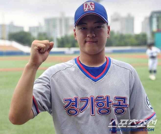 경기항공고 이주호가 16강전 승리 후 인터뷰를 하고 포즈를 취했다. 목동=권인하 기자