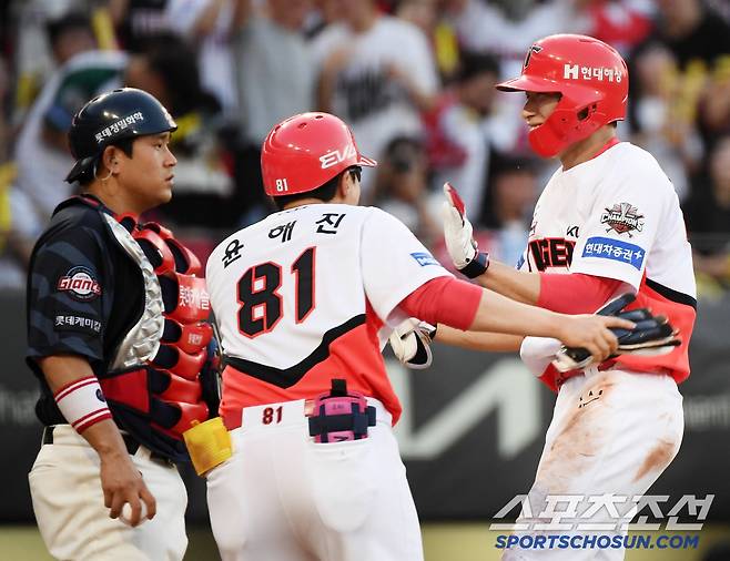 5일 광주 기아 챔피언스필드에서 열린 롯데-KIA전. 5회말 무사 만루 김호령이 만루홈런을 친 후 환영받고 있다. 광주=정재근 기자 cjg@sportschosun.com/2025.7.5/