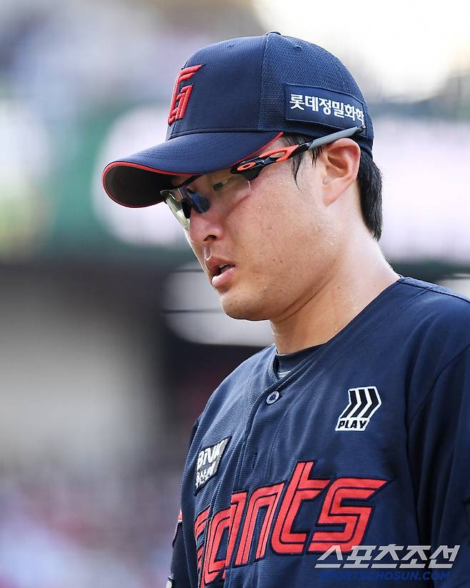 5일 광주 기아 챔피언스필드에서 열린 롯데-KIA전. 2회까지 홈런 3방을 허용하며 4실점한 박세웅이 고개 숙이고 있다. 광주=정재근 기자 cjg@sportschosun.com/2025.7.5/