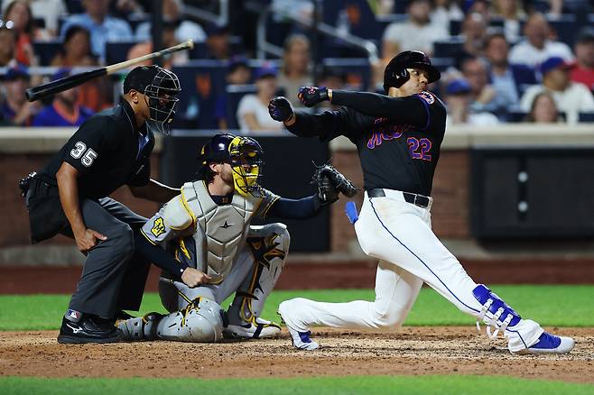 후안 소토가 지난 3일(한국시각) 밀워키 브루어스와의 더블헤더 2차전에서 6회 타격을 하고 있다. AFP연합뉴스