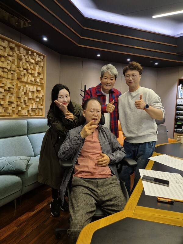 왼쪽부터 작사가 한시윤, 정경천, 가수 진성, 음향엔지니어 최남진 [사진제공=정경천]