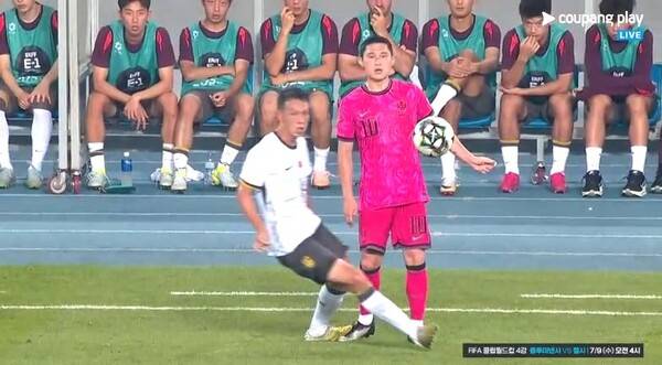 공은 이미 떠났는데 발을 밟힌 이동경. ⓒ쿠팡플레이