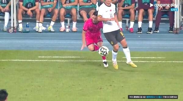 공은 이미 떠났는데 발을 밟힌 이동경. ⓒ쿠팡플레이