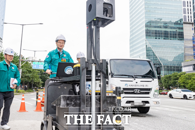 최호권 영등포구청장이 4일 오후 여의도동 일대에서 GPR(지표투과레이더) 장비를 시연하고 있다. /영등포구
