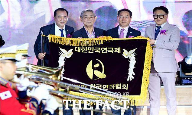 유정복 인천시장(오른쪽에서 두번째)이 5일 중구 상상플랫폼에서 열린 '제43회 대한민국연극제 인천 개막식'에서 개막선언을 하고 있다./인천시