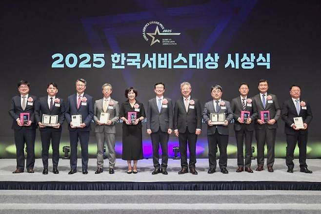 한국서비스대상 시상식에서 수상자들이 기념 촬영을 하고 있다. 한국표준협회