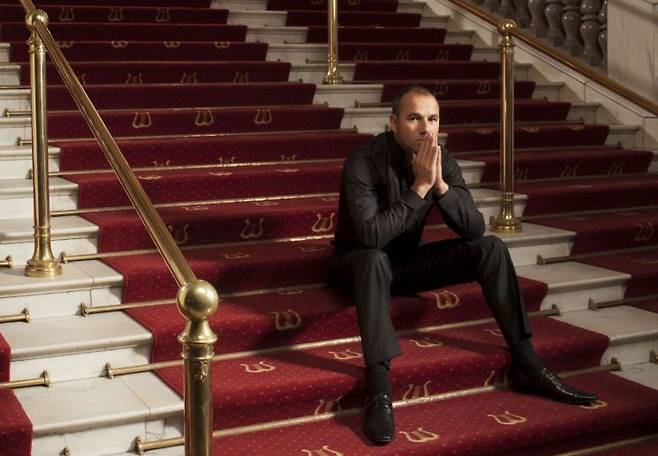 지휘자 로렌스 르네스_[사진 제공= 예술의전당  (c)Mats Ba_cker]