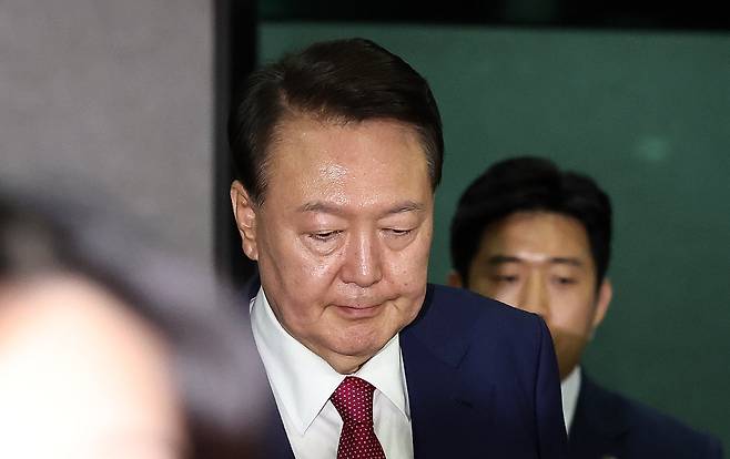 윤석열 전 대통령이 5일 오후 서초구 서울고등검찰청에서 내란특검 2차 대면조사를 받은 뒤 청사를 나서고 있다. /뉴스1