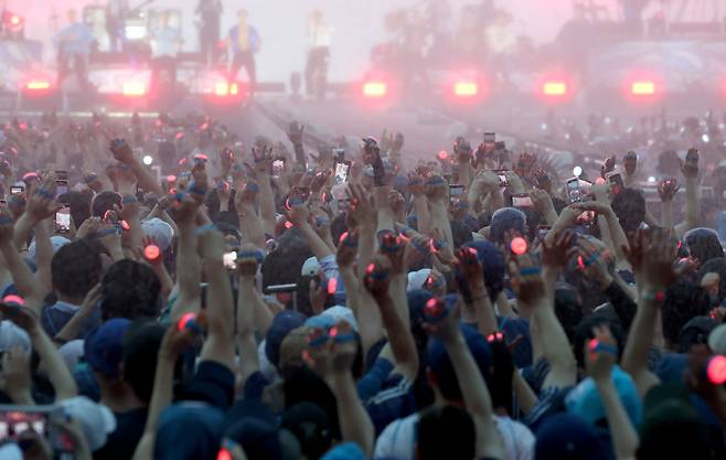 28일 오후 인천 서구 인천아시아드 주경기장에서 열린 '싸이 흠뻑쇼 SUMMER SWAG 2025 - 인천'에서 관객들이 물폭탄을 맞으며 공연을 즐기고 있다./뉴스1