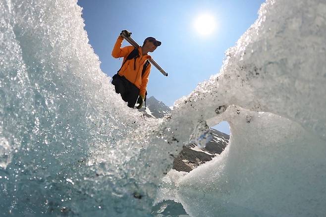지난달 10일(현지시각) 알프스 빙하가 치즈 조각처럼 구멍이 숭숭 뚫려 있다. /AP 연합뉴스