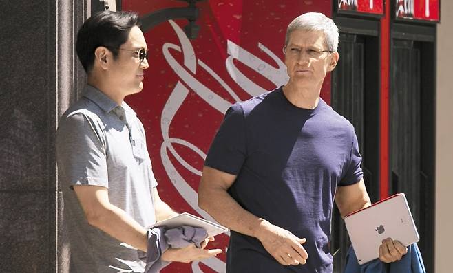 지난 2014년 7월 미국 아이다호주(州)의 휴양지인 선밸리에서 열렸던 ‘앨런&코 콘퍼런스’에서 당시 이재용 삼성전자 부회장이 팀 쿡 애플 CEO(최고경영자)와 나란히 나오고 있다. 이재용 삼성전자 회장은 ‘억만장자들의 여름 캠프’라 불리는 올해 선밸리 콘퍼런스에 참석해 글로벌 유력 인사들과 교류하며 AI(인공지능) 대전환 가운데 삼성의 경쟁력을 높이는 방안을 고민할 것으로 보인다./블룸버그