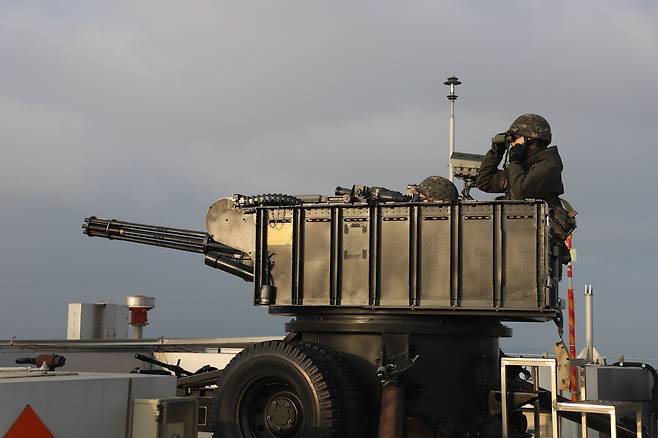 지난해 2월 여의도 고층빌딩 옥상에 설치된 수방사 예하 방공진지의 발칸포 대원들이 북 소형 무인기 침투상황을 상정한 훈련을 하고 있다. /수도방위사령부