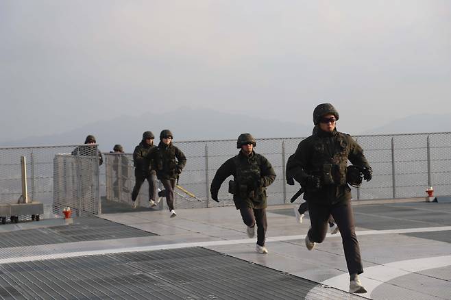 지난해 2월 여의도 고층빌딩 옥상에 설치된 수방사 예하 방공진지 대원들이 북 소형 무인기 기습침투 상황을 상정한 훈련을 하고 있다. /수도방위사령부