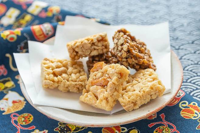 일본 전통 과자 '오코시'. 튀긴 곡물을 전분으로 뭉쳐서 만든다. 시중에서는 이 오코시를 강정이라며 판매하기도 한다. /위키피디아