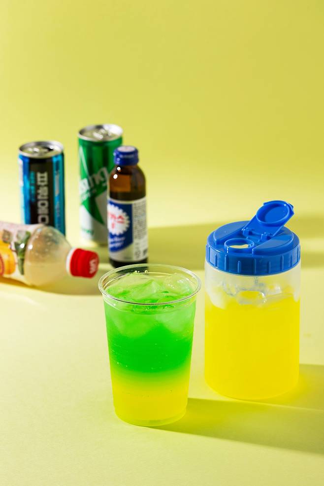 맨 오른쪽은 찜질방에서 자주 보이는 물통에 담긴 '얼박사'. 가운데 컵에 든 음료는 박카○와 갈아만X배, 파워에☆드를 섞어 만든 '파워박갈배'. /양수열 영상미디어 기자