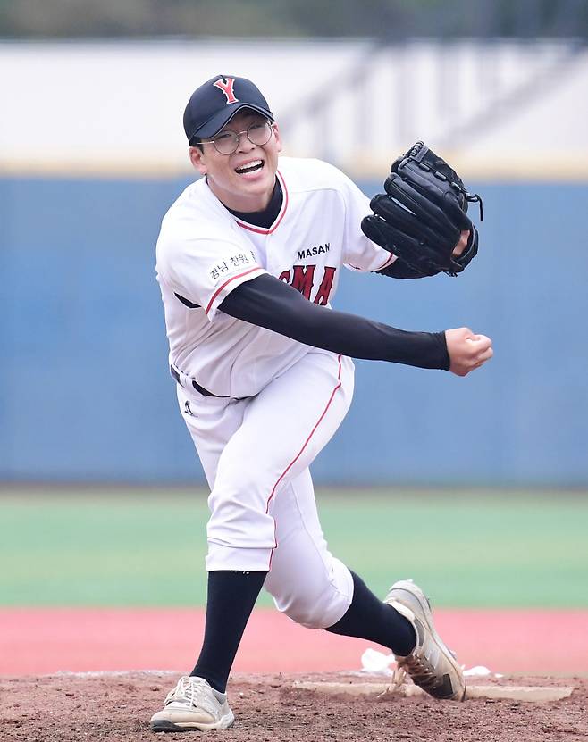 7일 서울 목동구장에서 열린 제80회 청룡기 고교야구선수권 대회 및 주말리그 왕중왕전 마산용마고-상동고 경기. 투구하는 마산용마고 박인욱./송정헌 스포츠조선 기자