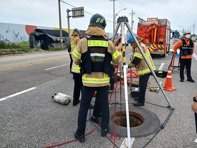 6일 인천시 계양구 병방동 한 도로 맨홀에서 소방대원들이 실종자를 수색하고 있다. /뉴스1