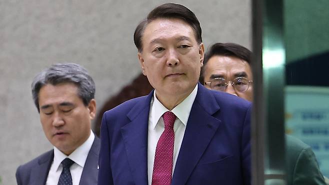 윤석열 전 대통령이 5일 내란 특검 2차 조사를 마치고 조은석 특별검사팀 사무실이 있는 서울 서초구 서울고검을 나서고 있다./연합뉴스