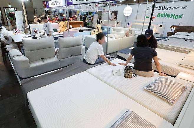 경기 고양시 킨텍스에서 개막한 2024 고양가구박람회를 찾은 관람객들이 침대를 살펴보고 있다. 이 사진은 기사 내용과 무관함.ⓒ뉴시스