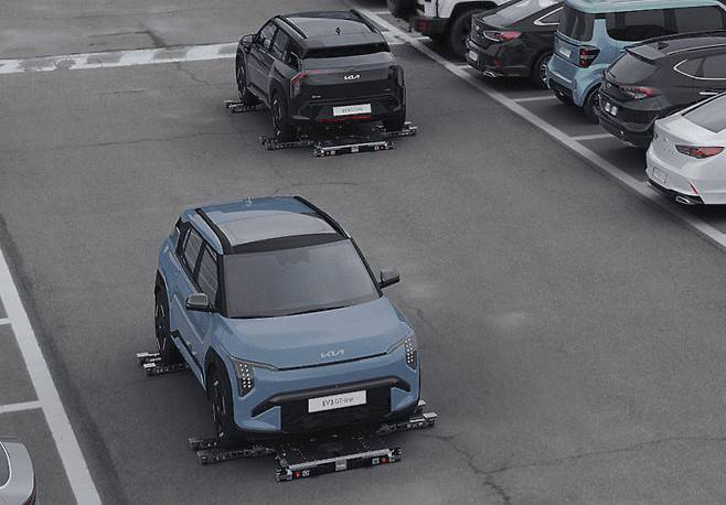 주차 로봇이 기아 EV3 하부에 들어가 차량을 이동시키고 있는 가상의 모습. 실제 존재하는 주차로봇 기술을 인공지능(AI)을 활용해 영상으로 제작한 것이다. 현대차그룹 유튜브 캡처