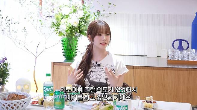 그룹 에스파 카리나가 정치색 논란에 대해 한 달여 만에 방송에서 직접 입을 열었다. 카리나는 지난 대선 당시 숫자 2가 새겨진 빨간색 점퍼를 입은 사진을 올렸다가 정치색 논란으로 곤욕을 치렀다. 사진=유튜브 채널 ‘요정재형’ 캡쳐