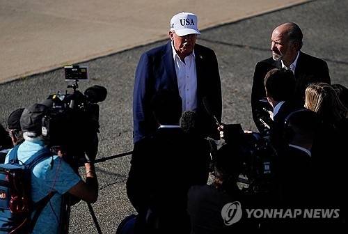 취재진과 대화하는 트럼프 대통령. 로이터 연합뉴스