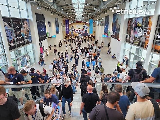 게임스컴 2024가 열린 독일 쾰른메세 전시장에서 참관객이 이동하고 있다.