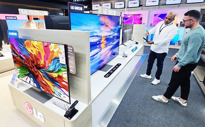 독일 프랑크푸르트 지역에 위치한 가전 매장인 미디어 마크트(Media Markt) 직원이 고객에게 LG QNED TV의 AI 기능에 대해 설명하고 있다.