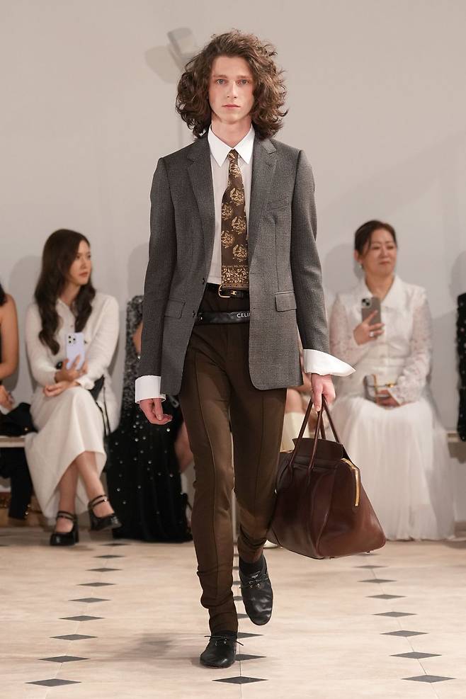 디자이너 교체 이후 첫 컬렉션 공개한 셀린느