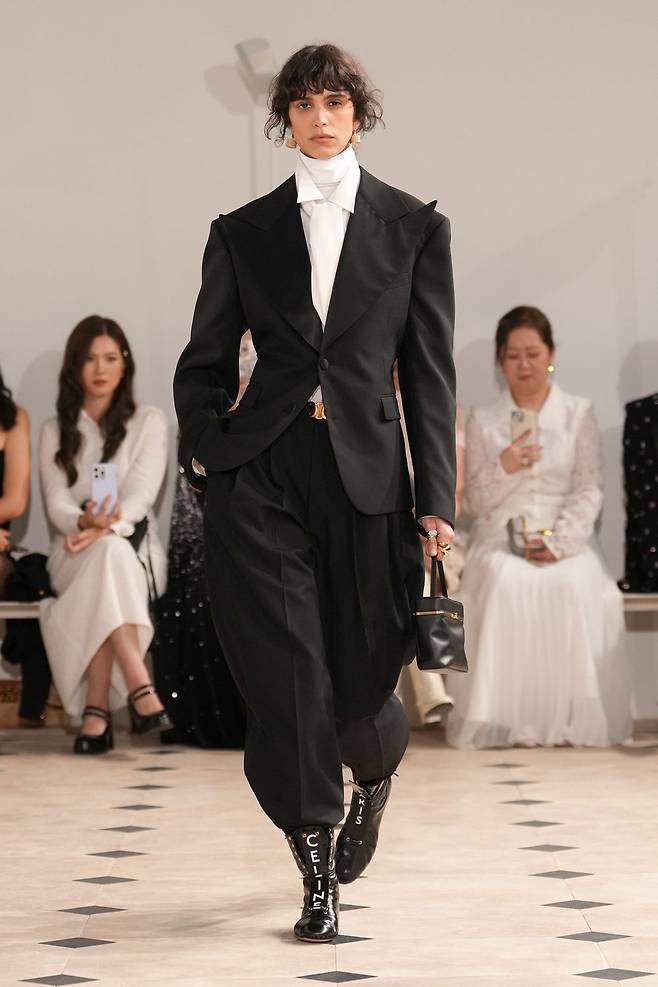 디자이너 교체 이후 첫 컬렉션 공개한 셀린느