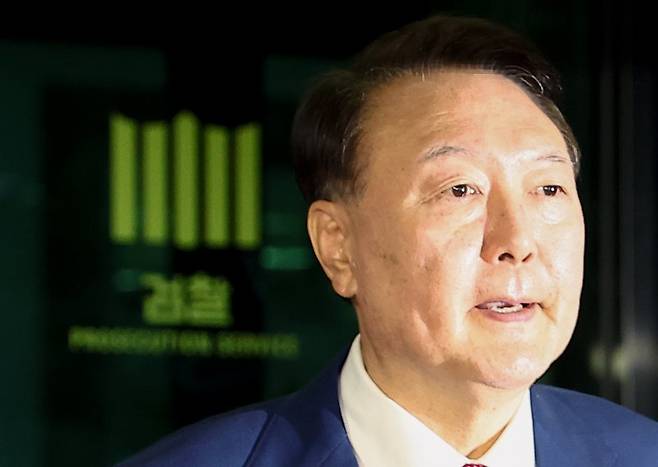 윤석열 전 대통령이 지난 5일 내란 특검 2차 조사를 마치고 조은석 특별검사팀 사무실이 있는 서울 서초구 서울고검을 나서고 있다. 연합뉴스