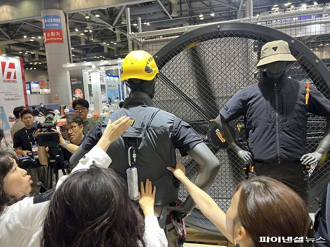 7일 경기 고양시 킨텍스에서 진행된 '2025 스마트안전보건박람회'의 볼디스트 부스에서 코오롱인더스트리 FnC 관계자가 작업자들의 온열질환을 방지하기 위한 볼디스트의 '팬이 달린 작업복'을 설명하고 있다. 사진=김현지 기자