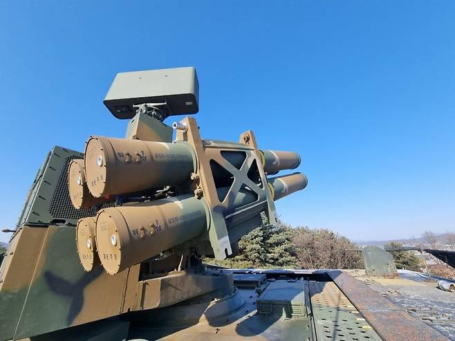 합동참모본부가 지난2022년 12월 29일 북한 무인기 도발 상황을 상정해 경기도 양평군 가납리 일대에서 지상작전사령부와 각 군단, 공군작전사령부, 육군항공사령부 등이 참가한 가운데 적 소형무인기 대응 및 격멸훈련을 시행했다고 밝혔다. 사진은 단거리 지대공 미사일 '천마' 발사대. 합참 제공.