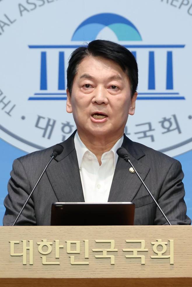 안철수 전 국민의힘 혁신위원장이 7일 당 지도부가 혁신위 구성안을 의결하자 이에 반발해 국회에서 긴급 기자회견을 갖고 위원장직 전격 사퇴와 당권 도전을 동시 선언했다. 연합뉴스