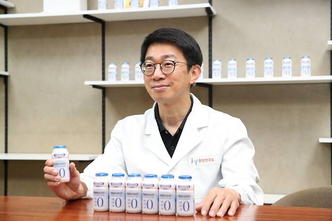 이철호 hy 유제품팀장이 경기도 기흥구 hy중앙연구소에서 진행한 인터뷰를 통해 완전 무당 발효유 '야쿠르트XO' 제품을 소개하고 있다. hy 제공