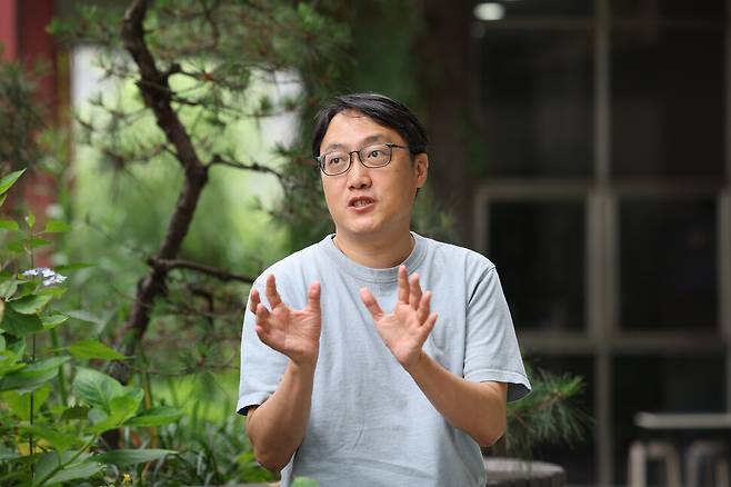 권오현 사회적 협동조합 빠띠 대표가 3일 서울 마포구 공덕동 한겨레신문사에서, 올해 10주년을 맞은 빠띠가 최근 방송통신위원회의 표적 감사와 부당한 제재로 겪고 있는 위기 상황에 대해 설명하고 있다. 김혜윤 기자 unique@hani.co.kr