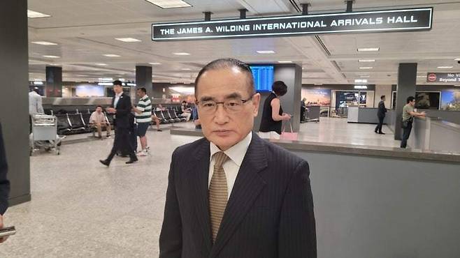 위성락 대통령실 국가안보실장이 6일(현지시각) 미국 워싱턴 디시(D.C.) 인근 덜레스 국제공항에서 특파원들을 만나 미국과 협의 계획에 대해 설명하고 있다. 연합뉴스