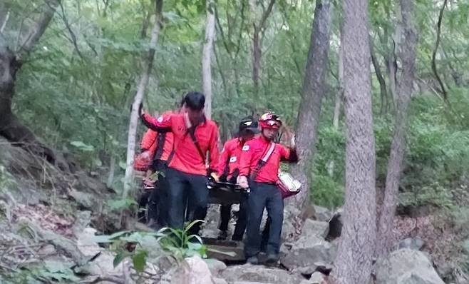 전북소방본부 대원들이 지난 6일 진안군 주천면 구봉산에서 쓰러진 50대를 이송하고 있다. 전북도소방본부 제공