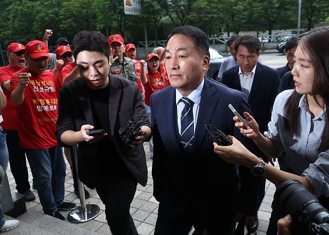 김계환 전 해병대사령관이 해병대 예비역 연대 회원들의 항의 구호를 들으며 7일 오전 서울 서초구 채 상병 특검팀 사무실로 출석하고 있다. 윤운식 선임기자 yws@hani.co.kr