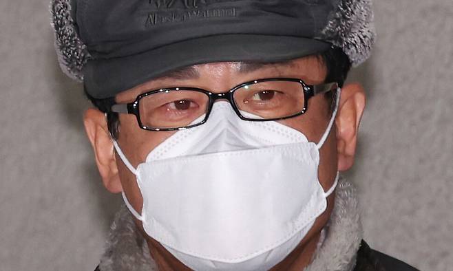 노상원 전 정보사령관이 지난해 12월24일 아침 서울 은평구 서울서부경찰서에서 서울중앙지검으로 송치되고 있다. 김영원 기자 forever@hani.co.kr