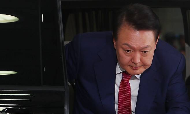 윤석열 전 대통령이 5일 내란 특검의 2차 조사를 받기 위해 조은석 특별검사팀 사무실이 있는 서울 서초구 서울고검에 출석하고 있다. 연합뉴스