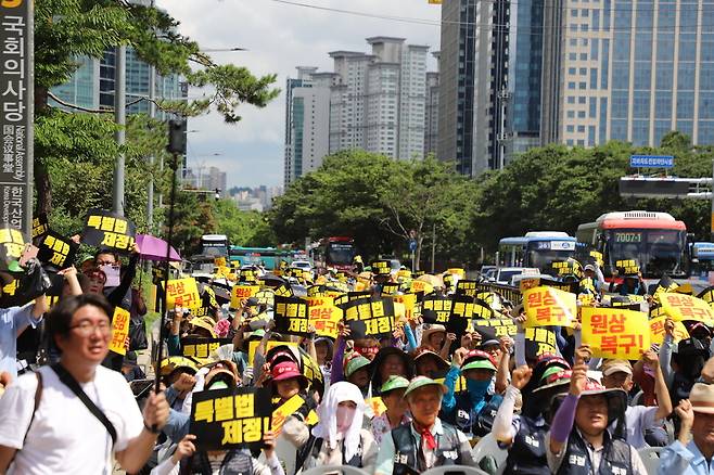지난 2일 경북산불피해주민대책위원회가 서울 용산 대통령실 앞과 여의도 국회를 찾아 대규모 집회를 벌였다. 경북산불피해주민대책위 제공