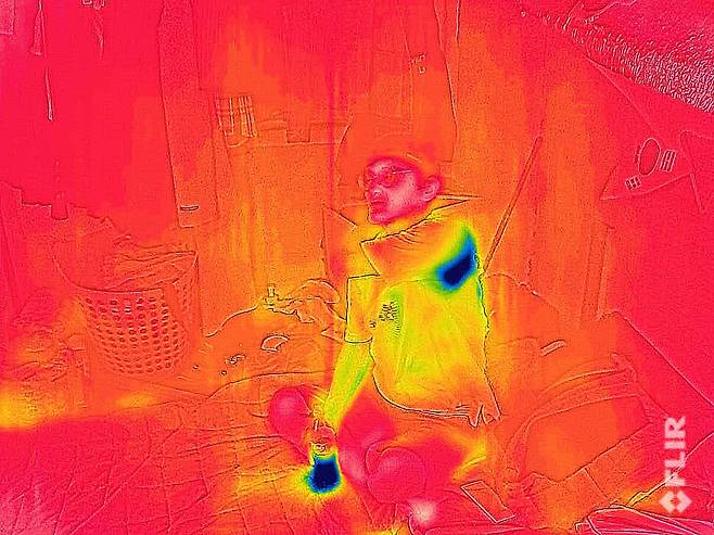 서울 종로구 돈의동 쪽방촌 주민 임한태씨가 7일 오후 자신의 옥탑방에서 선풍기 바람을 쐬고 있다. 열화상 카메라로 촬영했다. 열화상 카메라로 찍은 임씨 사진의 붉은 부분은 최고 33.7도, 푸른 부분은 최저 27.6도로 측정됐다. 김영원 기자 forever@hani.co.kr