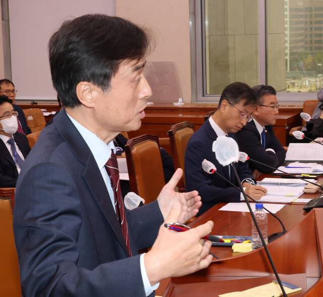 2023년 10월26일 국회 법제사법위원회의 감사원 국정감사에서 조은석 감사위원(현 내란 특별검사)이 답변하고 있다. 최재해 감사원장(가운데)과 유병호 당시 사무총장(오른쪽·현 감사위원). 연합뉴스